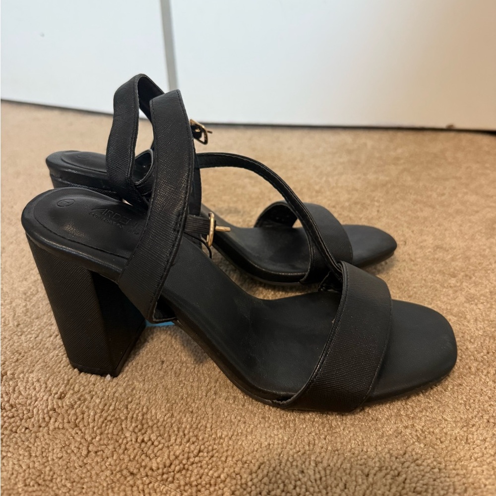 NWT Ardene size 7 heels
